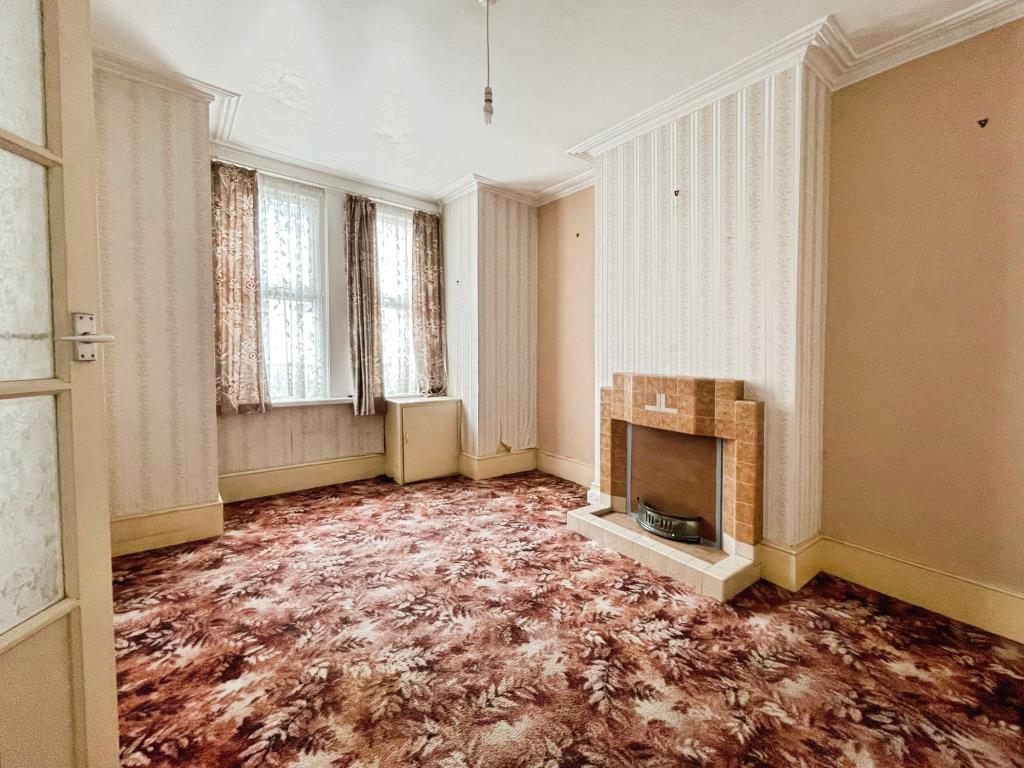 Lot: 80 - MID-TERRACE HOUSE FOR REFURBISHMENT - Living room
